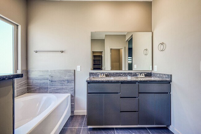 Building Photo - Beautiful East side House 4 bed-2.5 baths, part of The Overlook Casa Club that includes Swimming ...