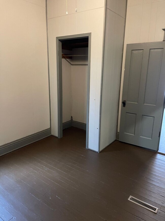 Building Photo - $875 - 2 bed 1 bath - Single Family Home