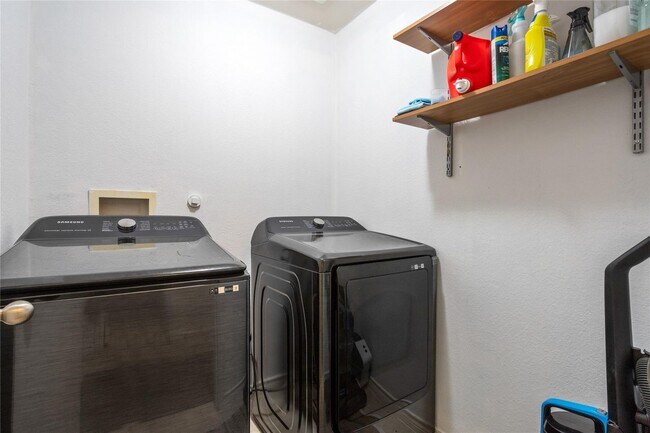 Building Photo - Spacious 3 Bedroom, 2.5 Bath Home Ready fo...
