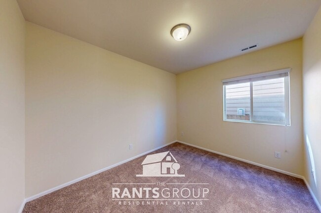 Building Photo - 5-Bedroom Home in Eagle Court with Easy I-...