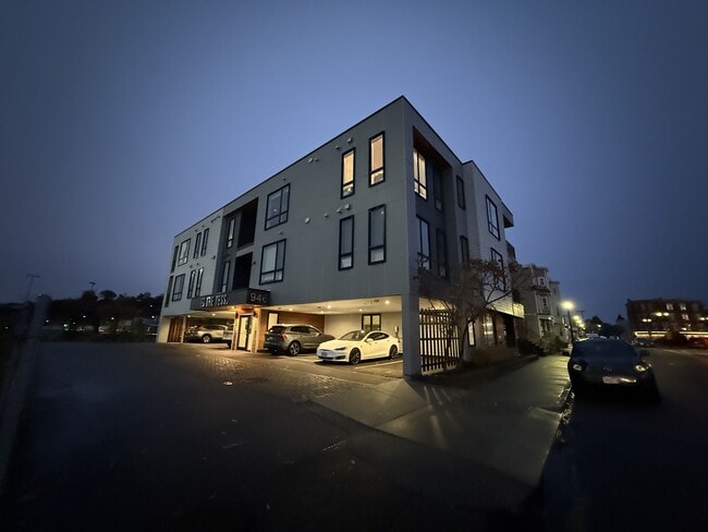 Building Photo - 946 Saratoga St