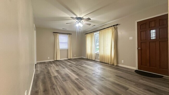 Building Photo - Great layout, cozy 3-bedroom, 1-bath house in a quiet neighborhood