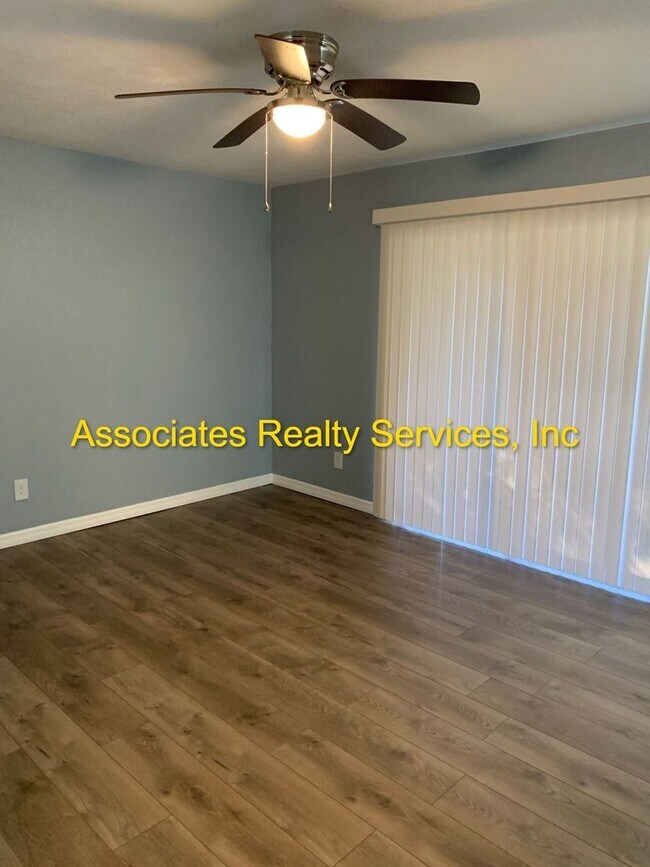 Building Photo - Spacious END UNIT 2 Master Suite Condo w/ Screened Lanai, Screened Balcony, and FULLY FENCED BACK...