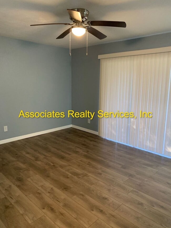 Building Photo - Spacious END UNIT 2 Primary Suite Condo w/ Screened Lanai, Screened Balcony, and FULLY FENCED BAC...