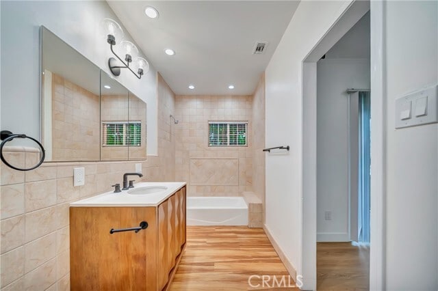 Building Photo - 546 S Beachwood Dr