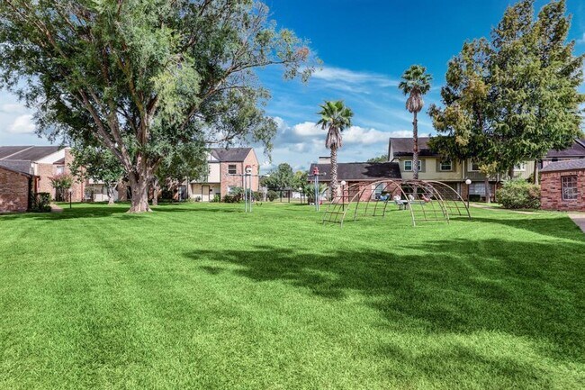 Building Photo - 10627 Sandpiper Dr