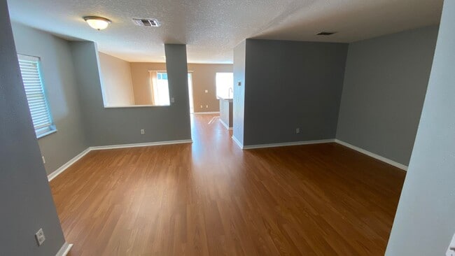 Building Photo - 3 Bedroom, 2.5 Bath Townhome with One Car Garage in Waterford Lakes Orlando!