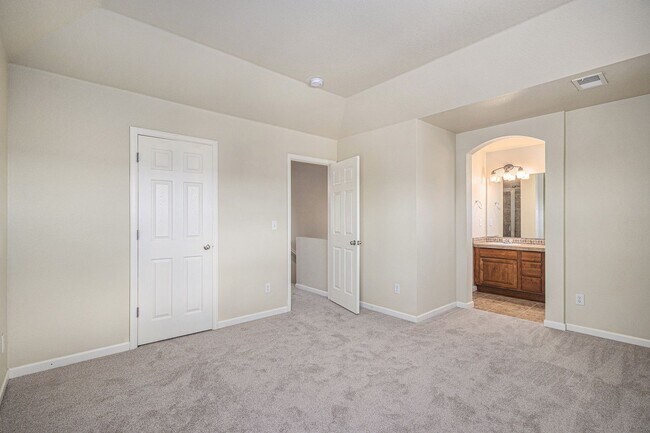 Building Photo - Spacious 3 bedroom in the heart of Castle ...