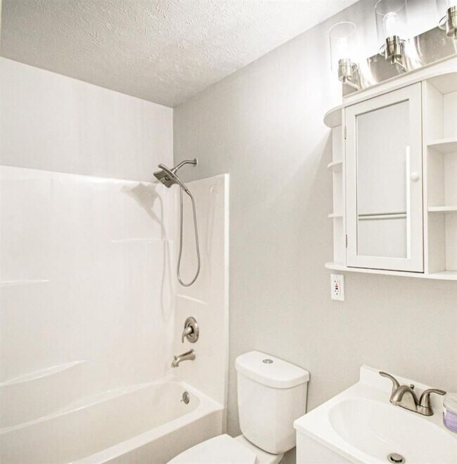 Building Photo - 2 bed 1 bath MOVE-IN READY & SO CUTE