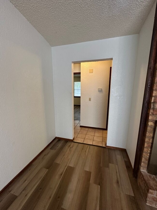Building Photo - 2 Bedroom 1.5 Bath