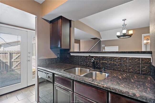 Building Photo - 2101 Barak Ln