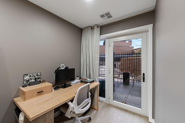 Building Photo - 20 NE 2nd St