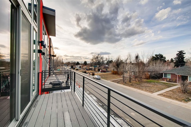 Building Photo - Skyland Townhome just outside of Downtown!...