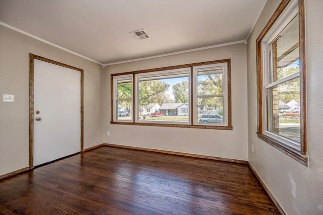 Building Photo - 809 N Ross Ave