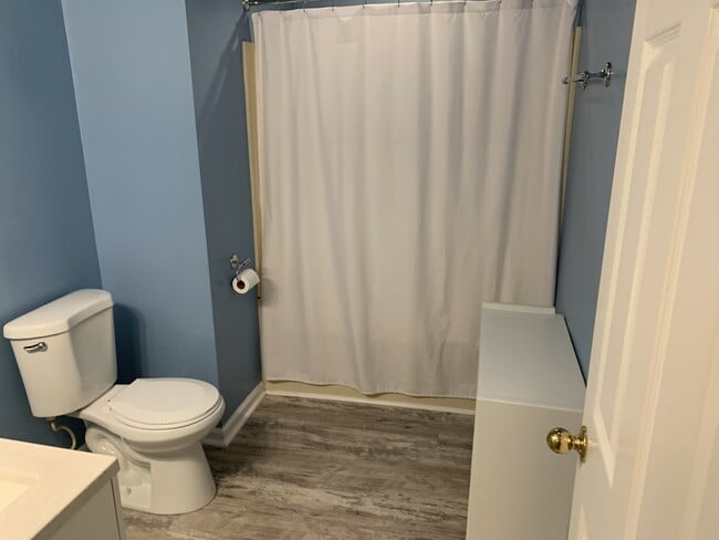 Building Photo - 8398 Oakwood Rd