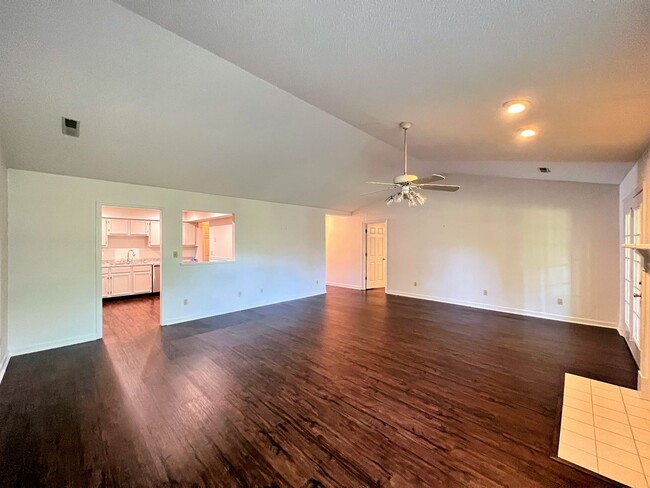 Building Photo - BEAUTIFUL 2 BEDROOM CONDO AVAILABLE IN FAR...