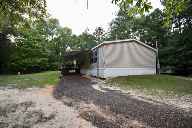 Building Photo - Spacious Home in the Country