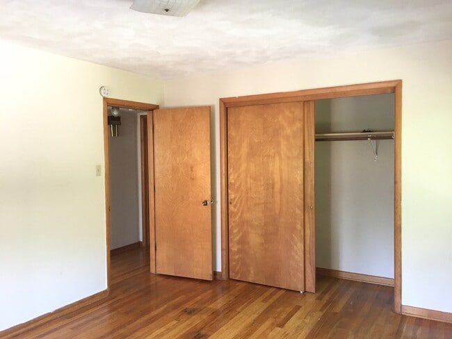 Building Photo - Very Unique 2 Bedroom Apartment off University Avenue!