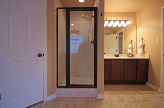 Building Photo - AVAILABLE NOW!