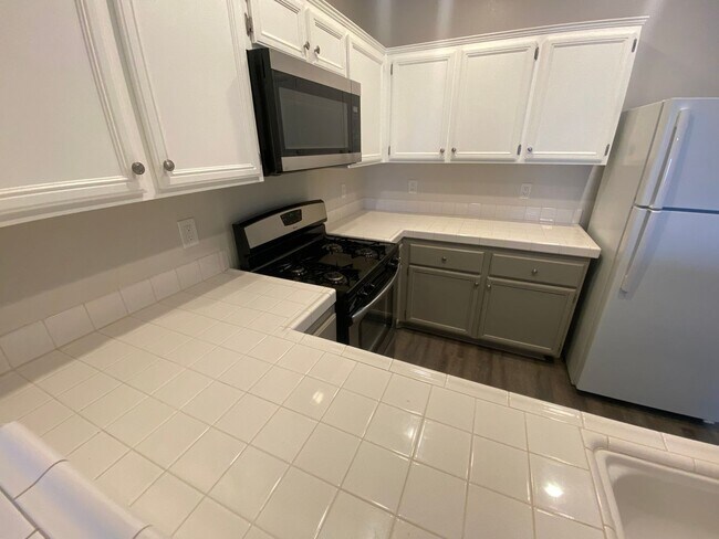 Building Photo - Modern 1/1 Condo with Balcony in Green Val...