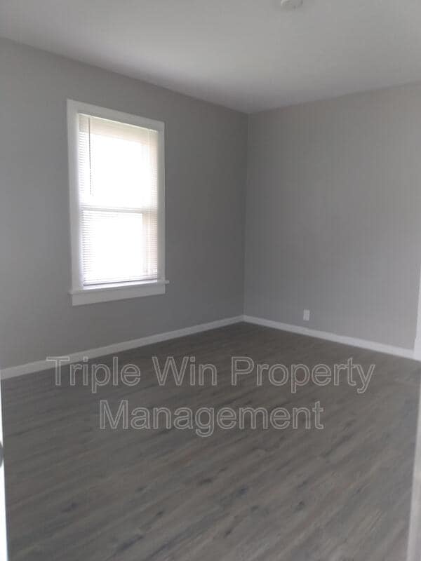 Building Photo - 830 Warne St