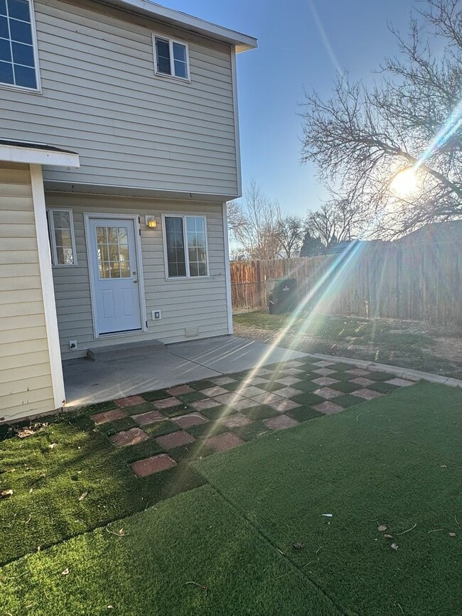 Building Photo - 481 1/2 Tracy Dr