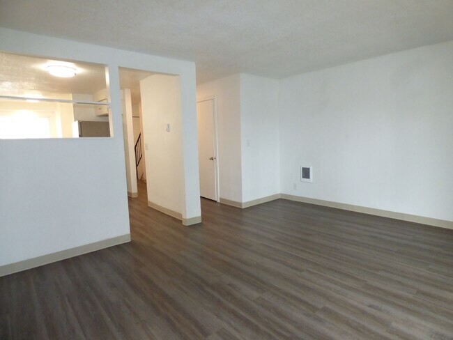 Building Photo - Rent Special: 1/2 Off May's Rent - 2 bed Townhome
