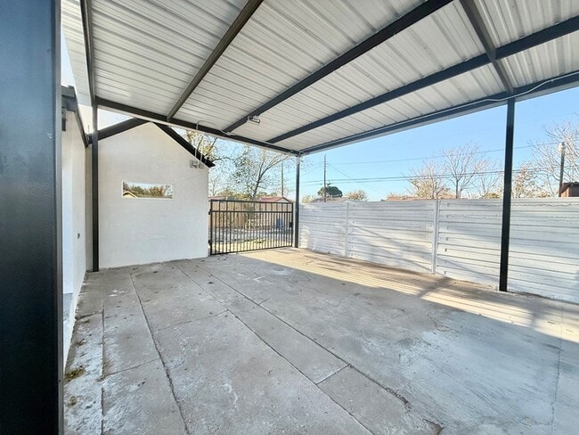 Building Photo - 200 Santa Rita Dr