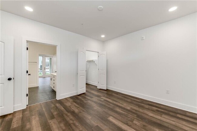 Building Photo - 4704 Sunset Trail