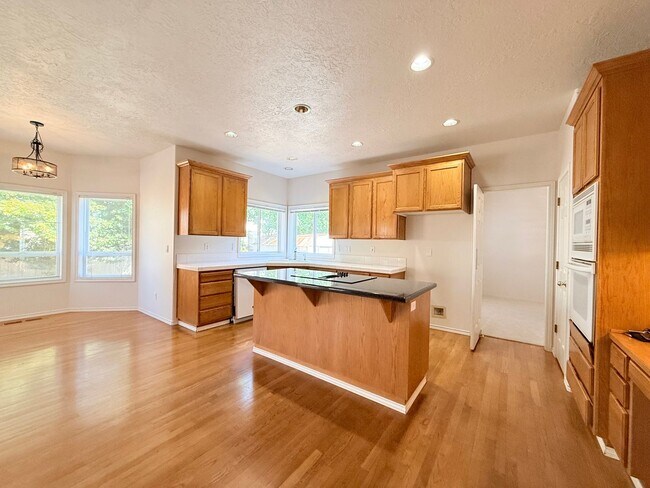 Building Photo - 16775 SW Springwater Ln
