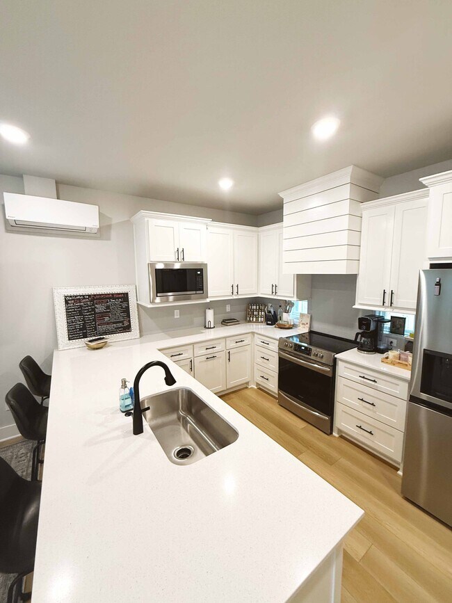 Building Photo - 1530 W Cato Springs Rd