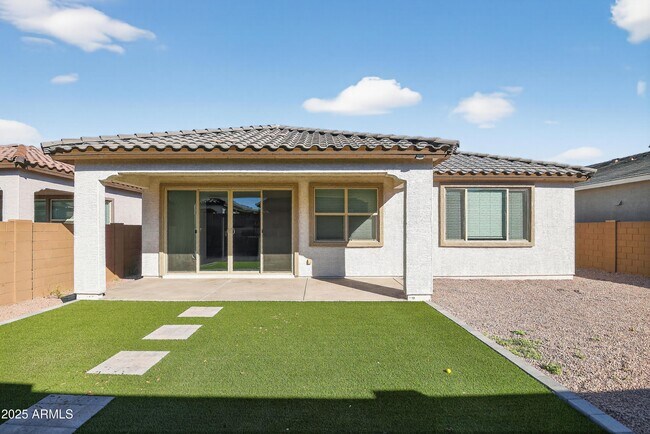 Building Photo - 2555 W Sunland Ave