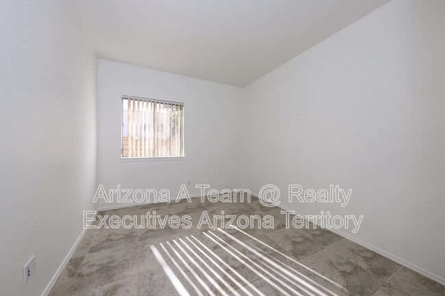 Building Photo - 352 S Vía De Los Rosales