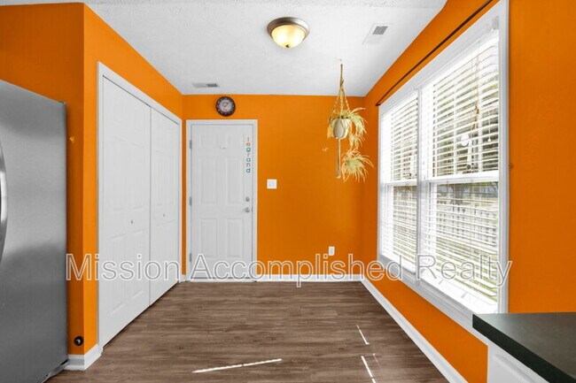 Building Photo - 3918 Red Oak Dr