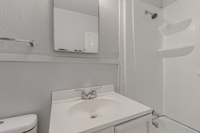 Building Photo - 3 Bed 2 Bath in OKC!