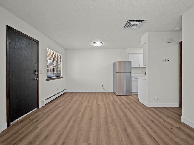 Building Photo - Remodeled 1 Bedroom, 1 Bathroom Apartment- Close to shopping!