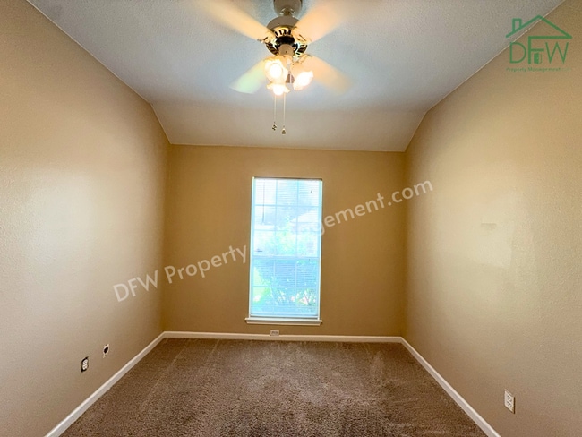 Building Photo - Charming Single-Story Home with Fireplace & Island Kitchen in Cedar Hill!