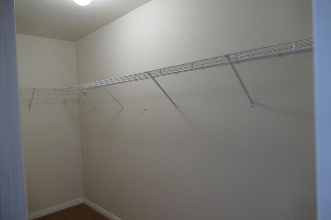 Building Photo - Beautiful Ground Floor 3-Bed 2-Bath Condo ...