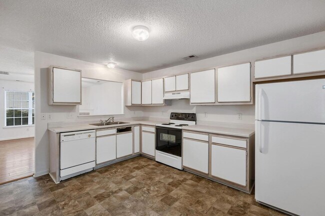 Building Photo - Townhome Close to Amenities!