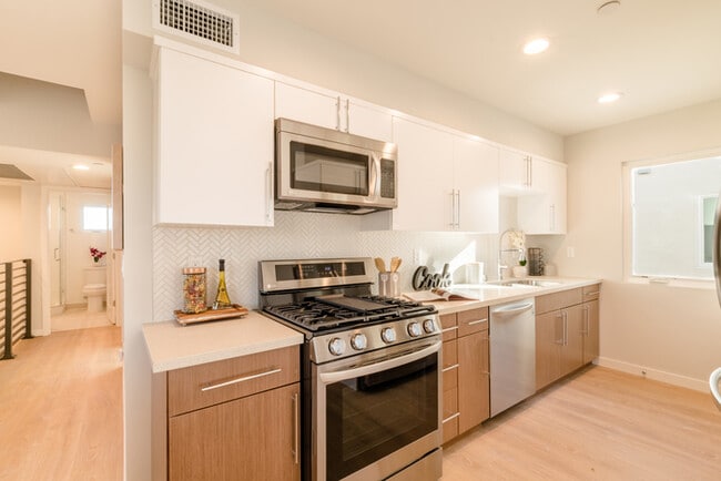 Building Photo - Two Bedroom Town Home-style Like Near NoHo Arts District