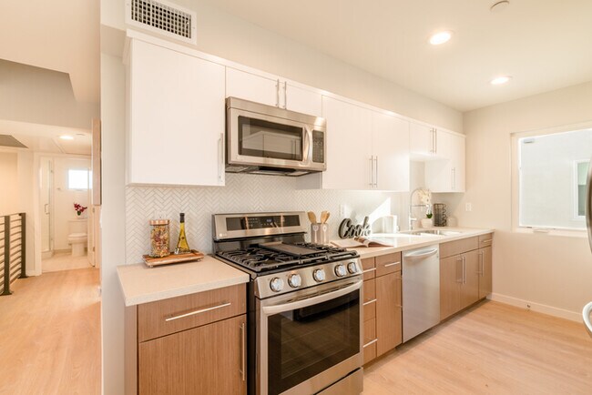 Building Photo - Two Bedroom Town Home-style Like Near NoHo...