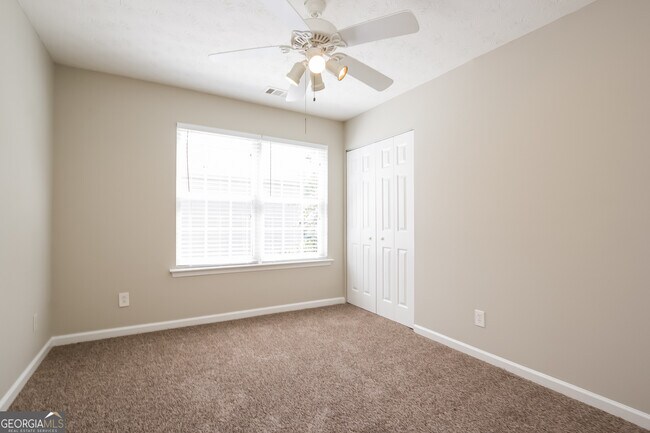 Building Photo - 1204 W Oaks Way