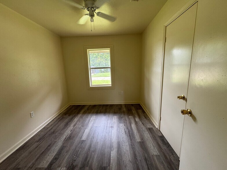 Building Photo - 5855 Clayton Dr