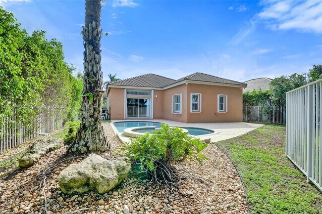 Building Photo - 1100 Chinaberry Dr