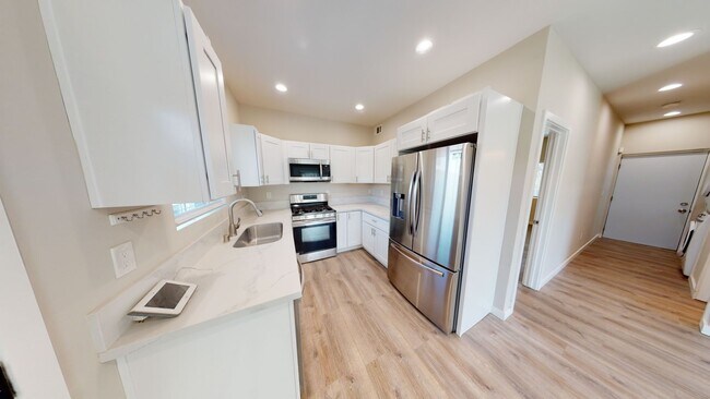 Building Photo - 4 bed house on Adobe!