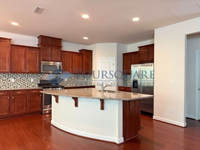 Building Photo - Spacious End-Unit Townhome with 2-Car Garage & Private Patio – Near Beaver Creek & Downtown Apex