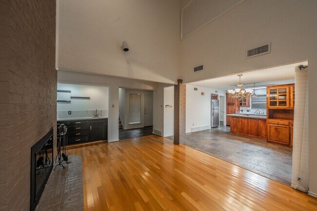 Building Photo - Amazing Townhome