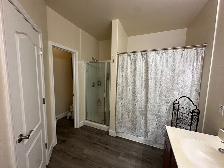 Building Photo - 5350 Dunlay Dr