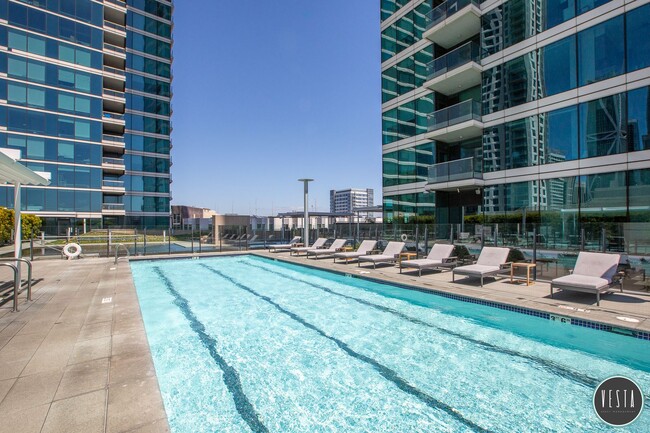 Building Photo - ELEGANT CITY 1BD/1BA RETREAT WITH SKYLINE ...