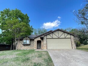 Building Photo - 3 Bedroom 2 Bath and 2 Car Garage
